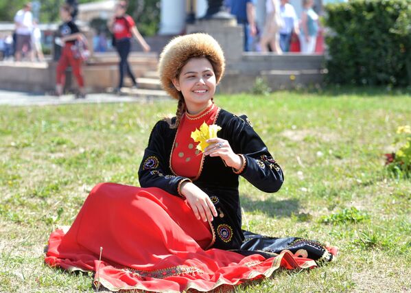 Девушка в национальном костюме на праздновании Дня России в Челябинске - Sputnik Moldova-România