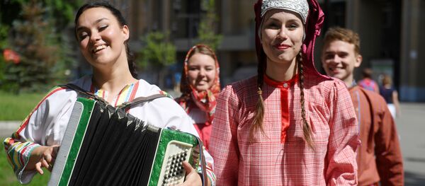 Молодые люди в национальных костюмах на Параде дружбы народов в парке им. М. Горького в Казани Молодые люди в национальных костюмах на Параде дружбы народов в парке им. М. Горького в Казани - Sputnik Молдова