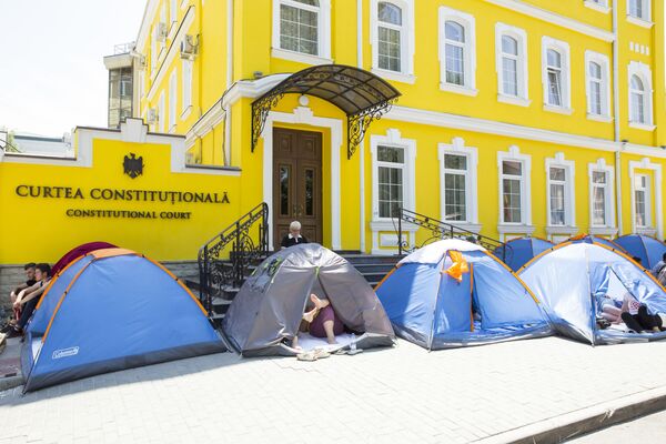 Протестующие у здания Конституционного суда Молдовы прячутся от июньского зноя в палатках. - Sputnik Молдова