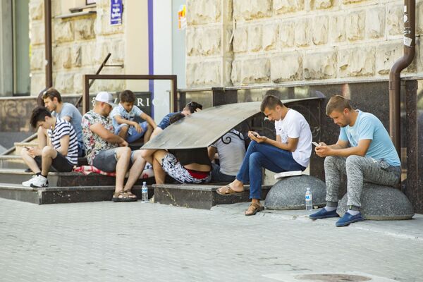 Протест у здания Конституционного суда - достаточно тихий, люди вооружились смартфонами, чтобы хоть как-то скоротать время. - Sputnik Молдова