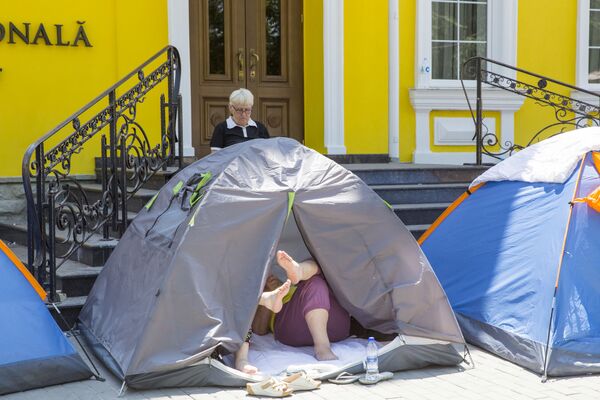 Протест в палатках - отличный повод отдохнуть от городской суеты, что многие и делают.  - Sputnik Молдова