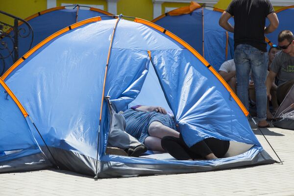 Многих даже палатки не избавляют от июньской жары, люди спасаются от зноя, выпивая много холодной воды.  - Sputnik Молдова