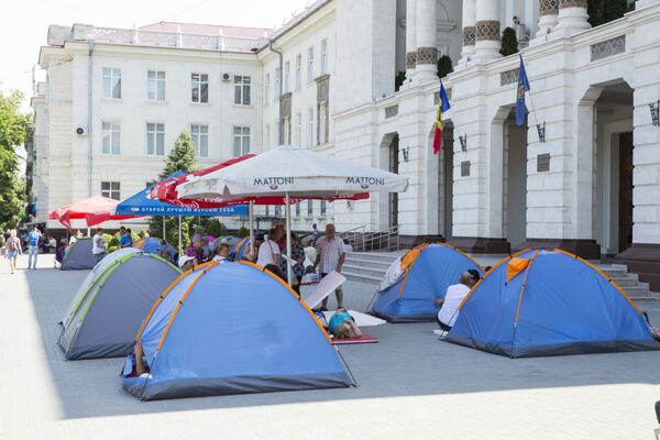 Самый большой палаточный городок протестующие разбили у здания Генпрокуратуры.  - Sputnik Молдова