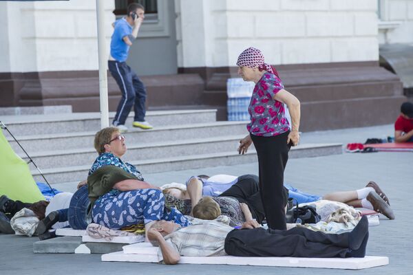 Женские разговоры - во время протеста пенсионеры обсуждают дела житейские.  - Sputnik Молдова