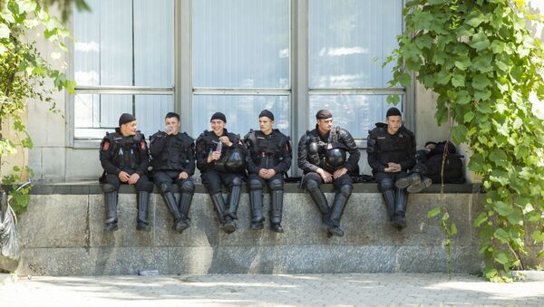Полиция во дворе Правительства - Sputnik Молдова