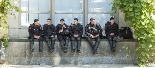 Полиция во дворе Правительства - Sputnik Молдова