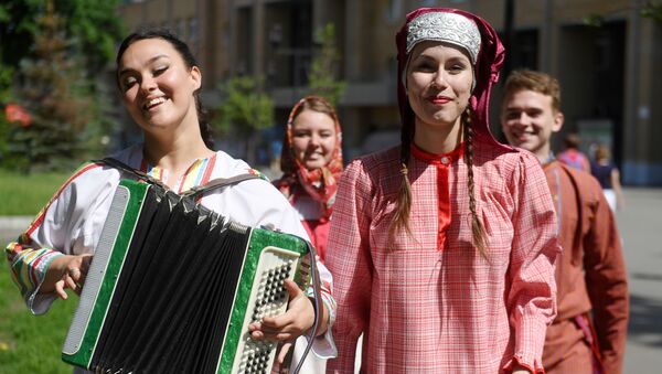 Tineri în costume naționale la Parada Prieteniei Popoarelor din orașul Kazan - Sputnik Moldova