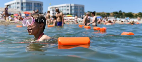 Turiștii înoată în Marea Neagră la plaja Soldatskyi din Sevastopol, Crimeea - Sputnik Moldova