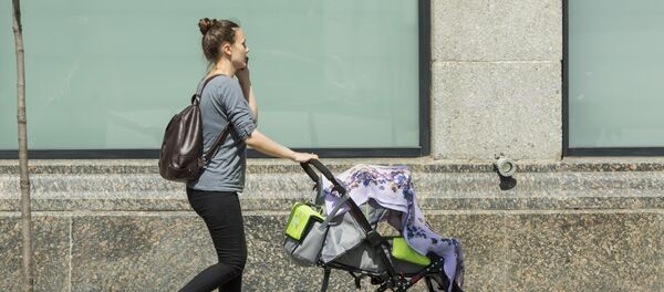 Женщина с коляской - Sputnik Moldova-România