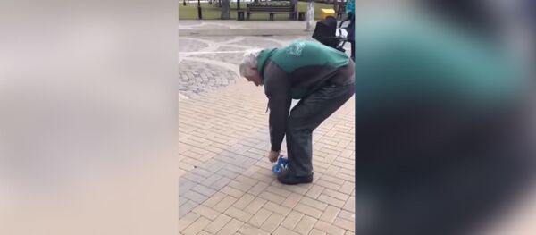 Старик на велосипеде - Sputnik Молдова