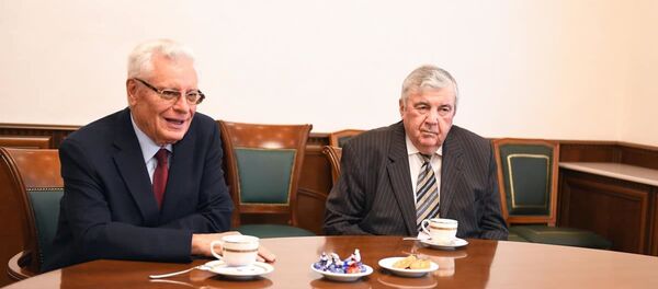 Первый и второй президенты Молдовы Мирча Снегур и Петр Лучинский  - Sputnik Moldova