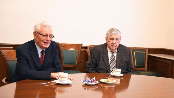 Первый и второй президенты Молдовы Мирча Снегур и Петр Лучинский  - Sputnik Moldova
