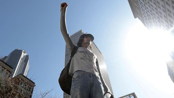 Мужчина участвует в акции протеста в Питтсбурге, штат Пенсильвания - Sputnik Молдова