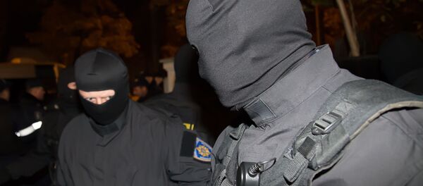 Ofiteri SIS in timpul perchezitiilor la sediul lui Retano Usatii - Sputnik Молдова