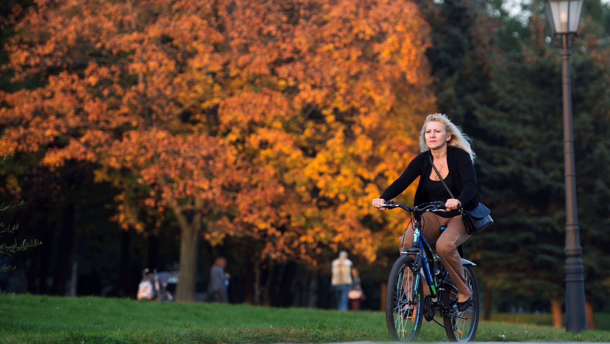 Осень блондинка на велосипеде