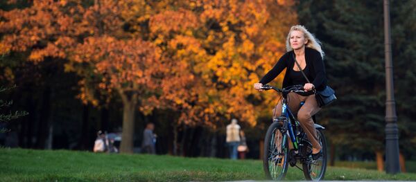 Девушка на велосипеде - Sputnik Молдова