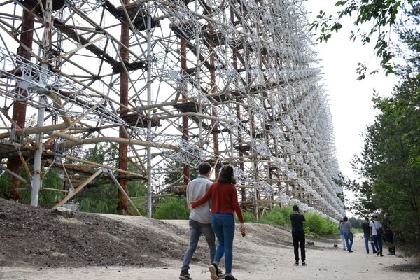 Туристы во время экскурсии в зону отчуждения Чернобыльской атомной электростанции имени Владимира Ильича Ленина в городе Припять - Sputnik Moldova-România