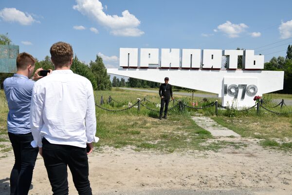 Туристы во время экскурсии в зону отчуждения Чернобыльской атомной электростанции имени Владимира Ильича Ленина в городе Припять - Sputnik Moldova-România
