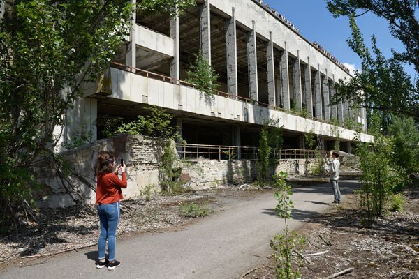 Туристы во время экскурсии в зону отчуждения ЧАЭС в городе Припять - Sputnik Moldova-România
