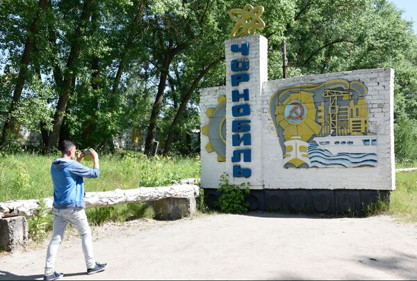 Туристы во время экскурсии в зону отчуждения ЧАЭС в городе Припять - Sputnik Moldova-România