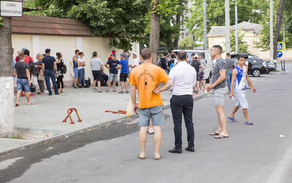 Протестующие уходят от зданий госучреждений - Sputnik Молдова