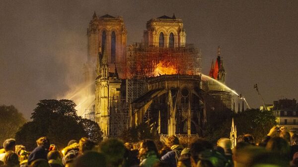 Пожар в соборе Парижской Богоматери - Sputnik Moldova