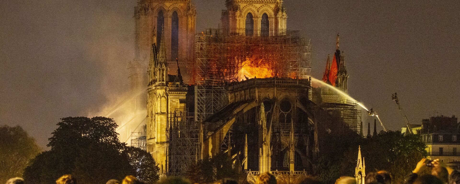 Пожар в соборе Парижской Богоматери - Sputnik Молдова, 1920, 14.04.2021