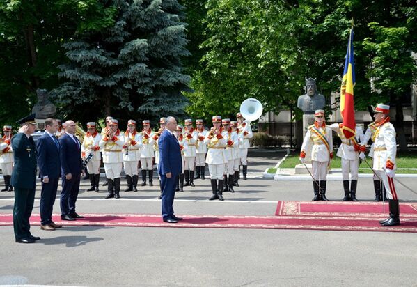 Президент Молдовы Игорь Додон 15 июня представил командующему составу Нацармии нового министра обороны Павла Войку - Sputnik Молдова