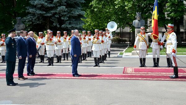 Президент Молдовы Игорь Додон 15 июня представил командующему составу Нацармии нового министра обороны Павла Войку - Sputnik Moldova-România