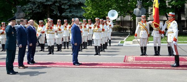 Президент Молдовы Игорь Додон 15 июня представил командующему составу Нацармии нового министра обороны Павла Войку - Sputnik Молдова