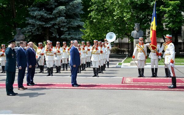 Президент Молдовы Игорь Додон 15 июня представил командующему составу Нацармии нового министра обороны Павла Войку - Sputnik Молдова