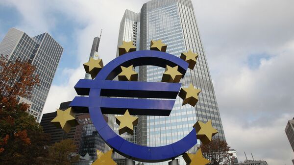 The EURO logo is pictured in front of the European Central Bank, ECB in Frankfurt/Main, central Germany, on November 6, 2014 - Sputnik Moldova-România