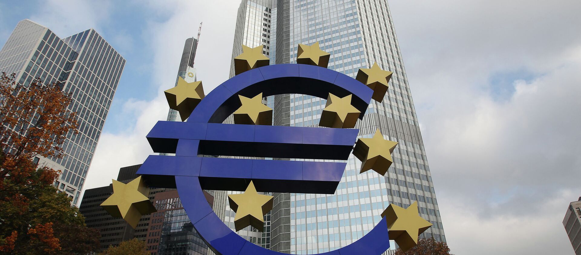 The EURO logo is pictured in front of the European Central Bank, ECB in Frankfurt/Main, central Germany, on November 6, 2014 - Sputnik Moldova-România, 1920, 08.05.2020