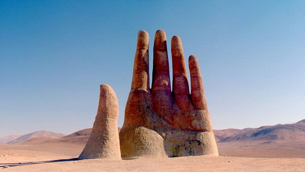 Mâna deșertului, o sculptură în deșertul Atacama. - Sputnik Moldova