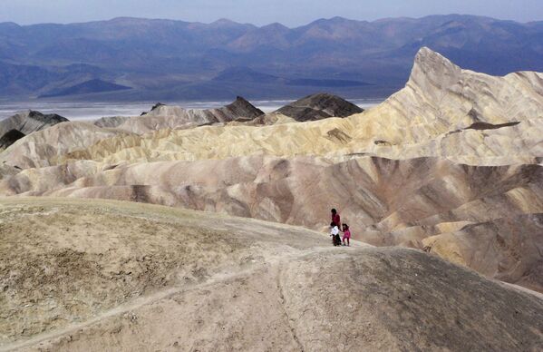 Turiștii se plimbă de-a lungul unei zone montane în Parcul Național Death Valley, California - Sputnik Moldova
