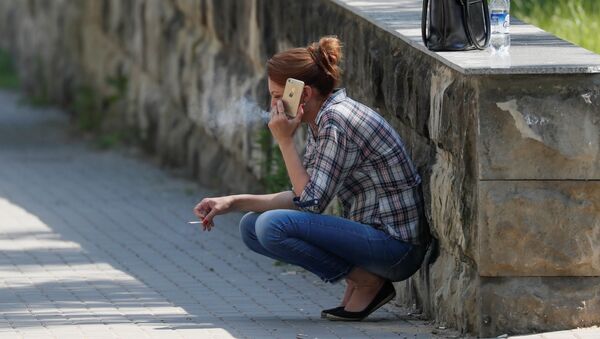 Девушка с сигаретой - Sputnik Молдова