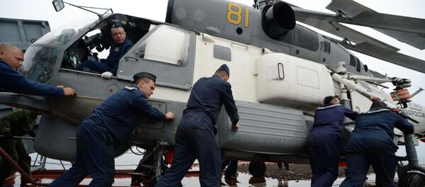 Моряки готовят к полету вертолет Ка-27 во время совместных учений по поиску и спасению на море Сарекс-2019 - Sputnik Moldova-România