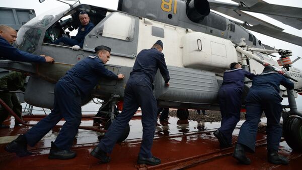 Моряки готовят к полету вертолет Ка-27 во время совместных учений по поиску и спасению на море Сарекс-2019 - Sputnik Moldova-România