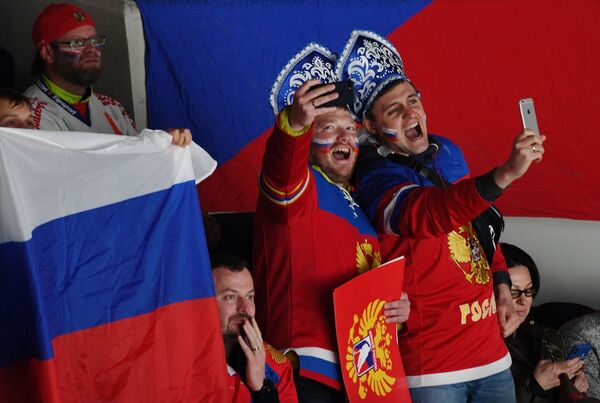 Болельщики сборной России радуются забитой шайбе команды в матче группового этапа чемпионата мира по хоккею между сборными командами России и Чехии - Sputnik Молдова