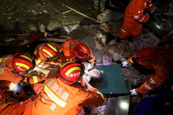 Спасатели достают из-под завалов женщину после землетрясения в китайской провинции Сычуань - Sputnik Moldova-România