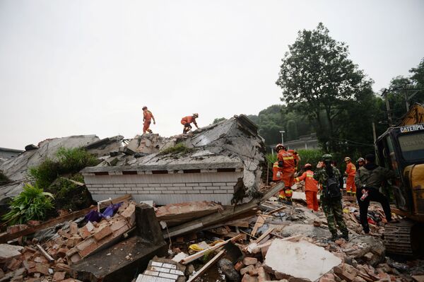 Спасатели в разрушенном землетрясением доме, Китай - Sputnik Moldova-România