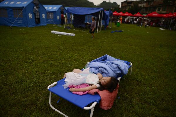 Временный лагерь для жертв землетрясения в городе Yibin, китайской провинции Сычуань  - Sputnik Moldova-România