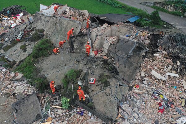 Спасатели на руинах здания после сильного землетрясения в городе Yibin китайской провинции Сычуань - Sputnik Moldova-România
