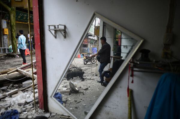 Жители домов на улице после сильного землетрясения в Yibin, китайской провинции Сычуань  - Sputnik Moldova-România