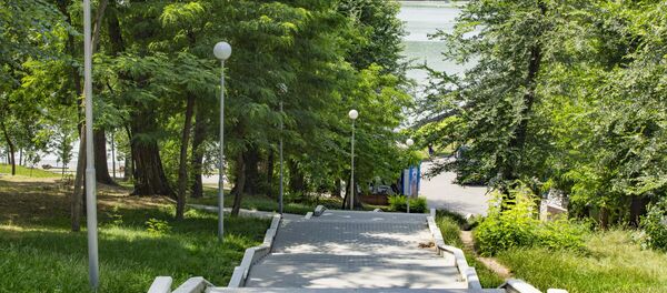 Как люди спасаются от жары в Кишиневе Как люди спасаются от жары в Кишиневе - Sputnik Moldova