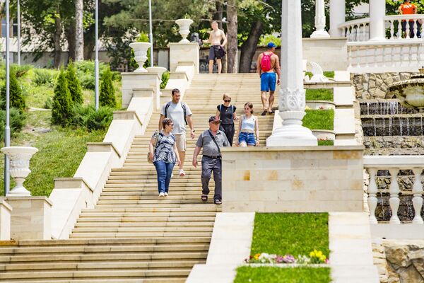 Chișinăuienii vin să se odihnească în parcul „Valea Morilor” chiar și în orele prânzului, uitând pentru scurt timp de grijile de la serviciu - Sputnik Moldova