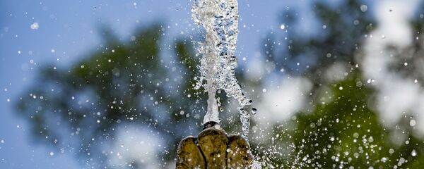 Люди спасаются от жары в Кишиневе. - Sputnik Молдова