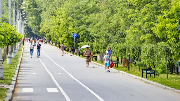 Люди в парке Валя Морилор - Sputnik Молдова