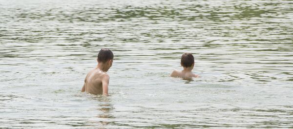 Как люди спасаются от жары в Кишиневе парк - Sputnik Moldova