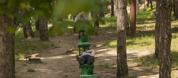 Как люди спасаются от жары в Кишиневе - Sputnik Moldova